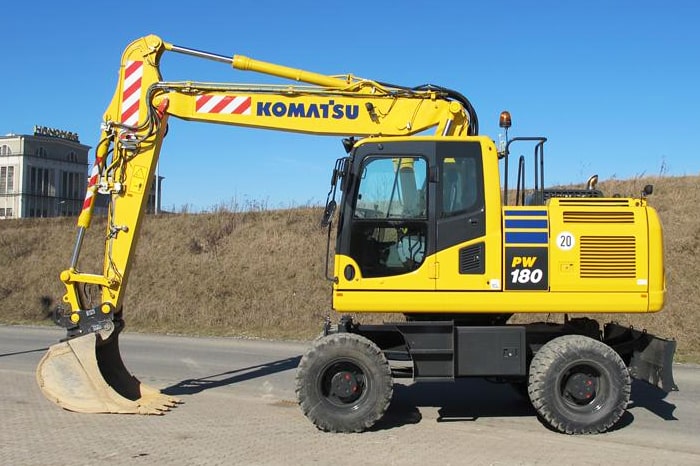 KOMATSU-PW-180 escavatore su ruote noleggio lecce leadri